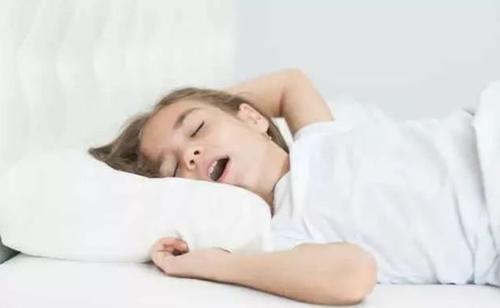 「孩子流口水」孩子经常流口水我们要做好这些方面事情